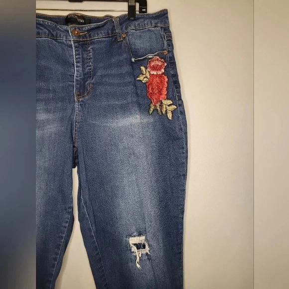 STITCH STAR distressed denim stretchy blue jeans large floral appliques Wmn 18w - Picture 2 of 7